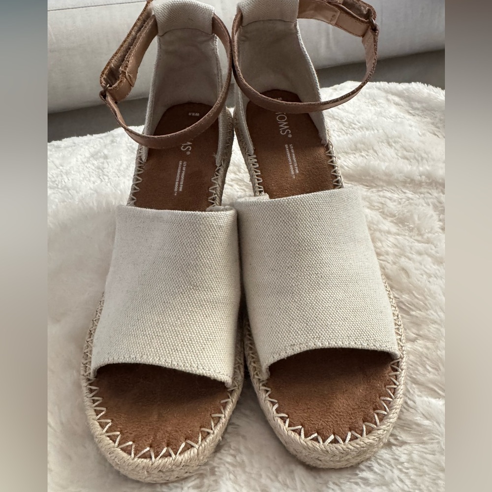 TOMS GIA CHAMBRAY CANVAS brand new size 8.5. Beautiful shoes. From Nordstrom